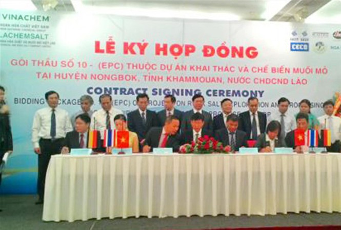 Dự án muối mỏ nghìn tỷ “đắp chiếu”: Loay hoay chờ giải cứu Tập đoàn Hóa chất Việt Nam (Vinachem) và Công ty TNHH Hóa chất và Muối mỏ Việt Lào (Vilachemsalt) cùng các thành viên ký kết hợp đồng gói thầu số 10 - EPC thuộc Dự án khai thác và chế biến muối mỏ tại huyện Nongbok, tỉnh Khammonane, Lào ngày 12/8/2015.