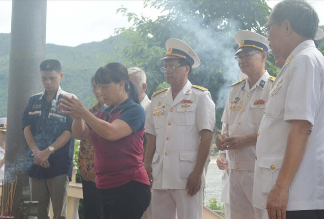 Chuyện về con tàu huyền thoại sau nửa thế kỷ CCB Đặng Văn Hải (ngoài cùng bìa phải) cùng các CCB và thân nhân liệt sĩ tàu C235 thắp hương tưởng nhớ các liệt sĩ của tàu tại Khu di tích Hòn Hèo. Ảnh: Kiến Nghĩa.
