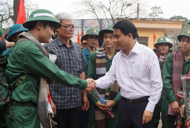 Ước nguyện tôi rèn trong quân ngũ Ông Nguyễn Đức Chung, Chủ tịch UBND, Chủ tịch Hội đồng Nghĩa vụ quân sự thành phố Hà Nội động viên thanh niên Thủ đô lên đường tòng quân, sáng 5/3. Ảnh: Mạnh Lâm.