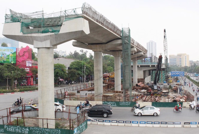 Đường sắt Nhổn - ga Hà Nội: Đội giá, triển khai ì ạch Dự kiến hoàn thành từ quý III/2014 nhưng đến nay hạng mục trụ cầu và sàn đường ray vẫn đang ngổn ngang.