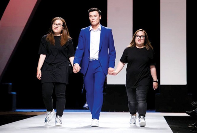 Tranh luận chuyện Bùi Tiến Dũng đi “catwalk” Thủ môn Bùi Tiến Dũng trên sàn catwalk tối 22/4. Ảnh: Nguyễn Thành.