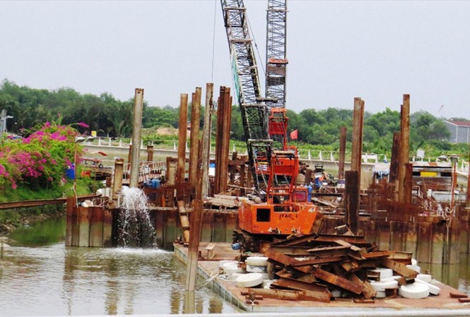 TPHCM: Thất vọng dự án chống ngập 10.000 tỷ đồng trễ hẹn Chủ đầu tư đã cho ngưng thi công các công trình vì chưa được giải ngân vốn. Ảnh: Ngô Bình.