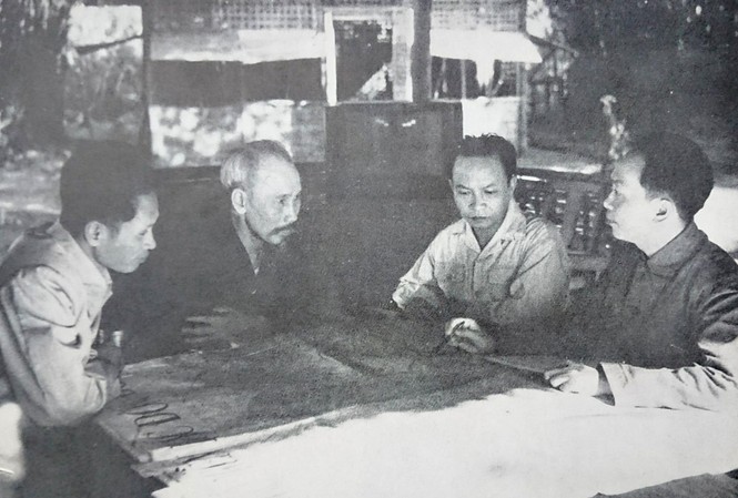 Chiến thắng Điện Biên Phủ là kết tinh của tinh thần quyết chiến, quyết thắng (*) Chiến thắng Điện Biên Phủ là kết tinh của tinh thần quyết chiến, quyết thắng (*)