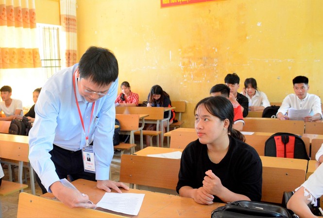 Chuẩn bị thi THPT quốc gia: Ôn tập đến sát ngày thi Thứ trưởng Bộ GD&ĐT Lê Hải An động viên học sinh đang ôn thi tại Cao Bằng. Ảnh: N.H