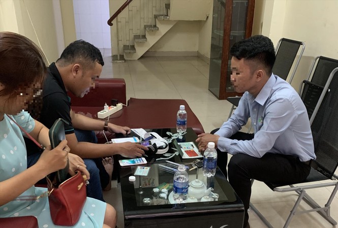 Ôm nợ vì cho thuê thẻ tín dụng Người thuê thẻ (bìa trái) đang thực hiện giao dịch mua hàng tại nhà người cho thuê thẻ