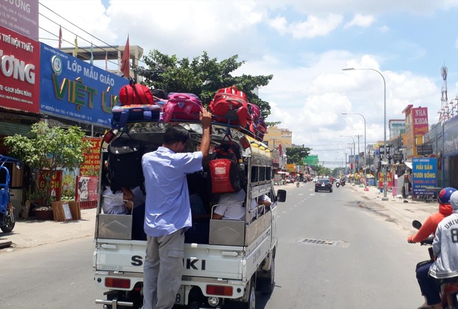 Chấn chỉnh dịch vụ xe đưa đón học sinh: Thấy con về nhà là mừng rồi! Những chuyến xe đưa đón nhồi nhét học sinh tại TPHCM. Ảnh: Ngọc Hân