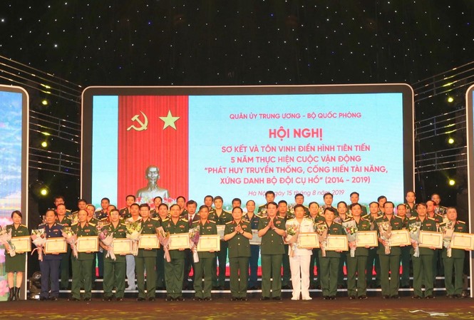 Xây dựng Quân đội vững mạnh về chính trị Lãnh đạo Quân uỷ T.Ư, Bộ Quốc phòng tặng Bằng khen cho các tập thể điển hình tiên tiến toàn quân, sáng 15/8