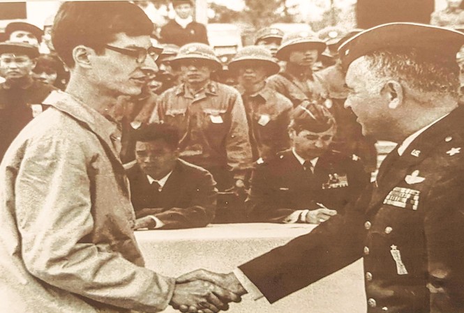 Cựu tù binh Mỹ và thông điệp Hòa bình Ông Chenoweth được trao trả về nước ngày 15/3/1973. Ảnh: T.L