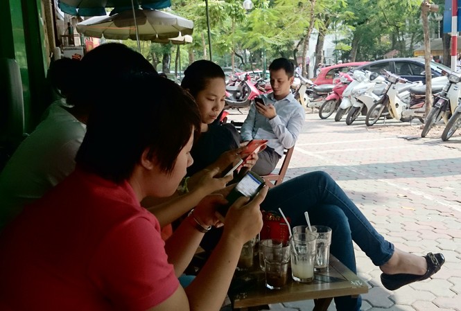 Bộ trưởng TT&TT Nguyễn Mạnh Hùng: Giữ chủ quyền trên không gian mạng Hầu hết thanh niên trẻ hiện nay đều dùng điện thoại để lướt mạng xã hội (ảnh minh họa) Ảnh: Nhật Minh