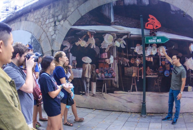 Tour không gian sống cho khách Tây thăm Hà Nội Họa sĩ Nguyễn Thế Sơn kể chuyện Hà Nội cho những du khách đặc biệtẢnh: DUY PHẠM