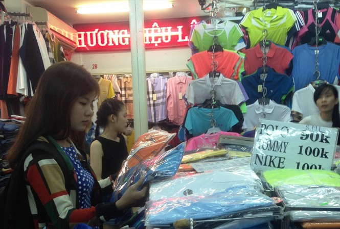 Hàng nhái ngập 'chợ nhà giàu' Sài Gòn Người tiêu dùng dễ dàng mua “hàng hiệu, giá bèo” tại nhiều TTTM lớn ở TPHCM
