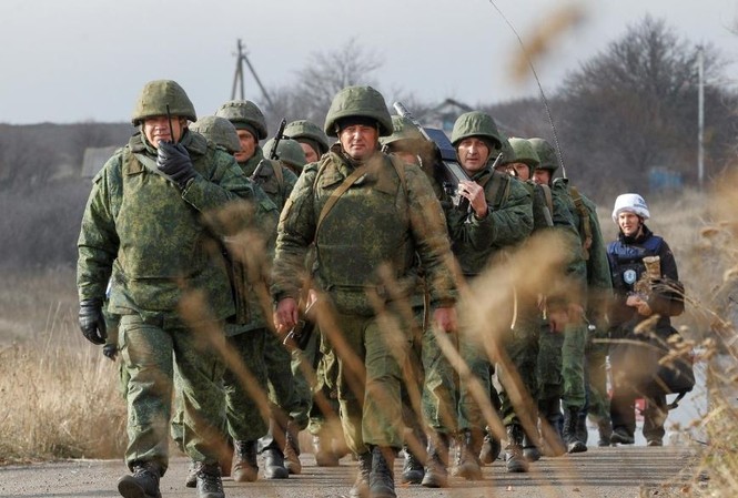 Hòa bình đang đến với miền đông Ukraine? Quân nhân thuộc “Cộng hòa nhân dân Donetsk” tự xưng hành quân gần làng Petrovskoye hôm 9/11 Ảnh: Reuters