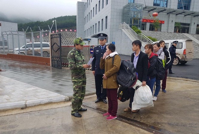 Bi kịch 'lao động chui' sang Trung Quốc Biên phòng Lạng Sơn tiếp nhận nhiều lao động xuất cảnh trái phép do Trung Quốc trao trả Ảnh: Duy Chiến
