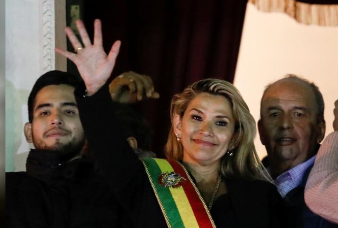 Bolivia có tổng thống lâm thời, ông Morales thề tiếp tục đấu tranh Bà Anez tuyên bố mình là tổng thống lâm thời Bolivia Ảnh: Reuters