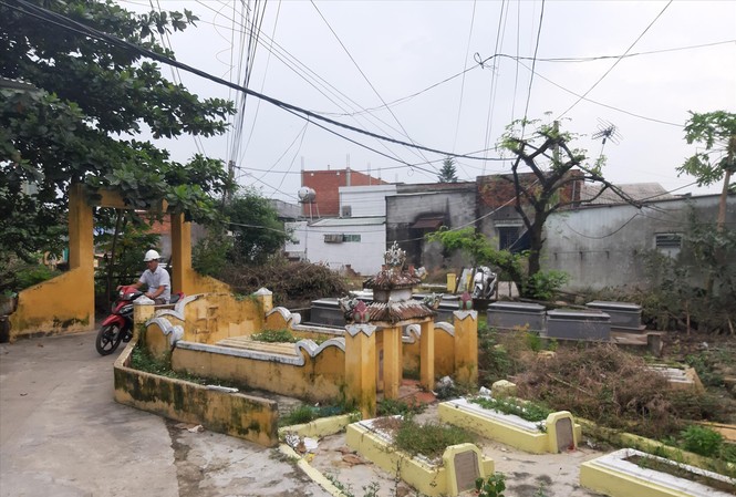 Khổ vì dự án ga đường sắt 'treo' Hàng ngàn ngôi mộ xen lẫn khu dân cư tại phường Hòa Khánh Nam (Liên Chiểu, Đà Nẵng) Ảnh: Nguyễn Thành