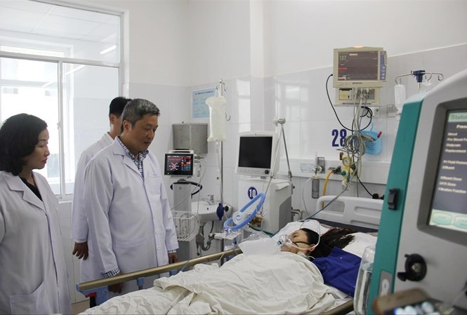 Sản phụ tử vong, nguy kịch ở Đà Nẵng: Từng đề xuất thay thế thuốc gây tê Thứ trưởng Bộ Y tế Nguyễn Trường Sơn thăm sản phụ N.T.H đang điều trị tại bệnh viện
Đà Nẵng Ảnh: T.T