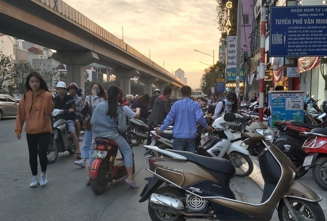 Hàng quán, xe cộ 'đẩy' người đi bộ xuống đường Dù có biển bảng cấm nhưng các hộ kinh doanh vẫn vô tư chiếm vỉa hè thành nơi giữ xe trên đường Nguyễn Trãi ảnh: Võ Hóa