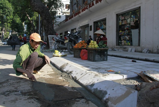 Ngổn ngang đào xới, lát vỉa hè để giải ngân? Công nhân thực hiện lát đá vỉa hè trên địa bàn quận Hai Bà Trưng Ảnh: Trường Phong