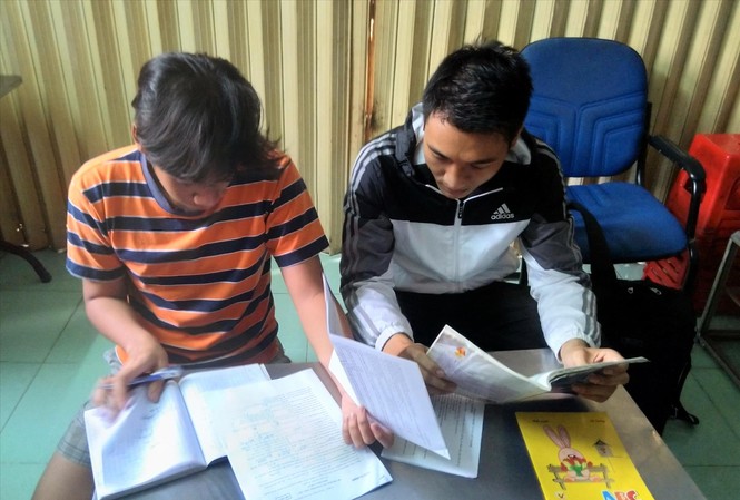 Ước mơ được học tập của chàng trai nghèo Công Tâm (bìa phải) trong buổi dạy thêm