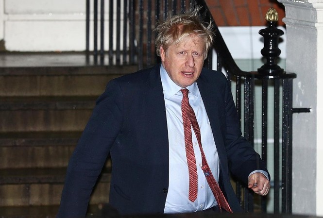 Thủ tướng Anh và ván cược thành công Thủ tướng Anh Boris Johnson rời trụ sở đảng Bảo thủ hôm 13/12ảnh: Reuters