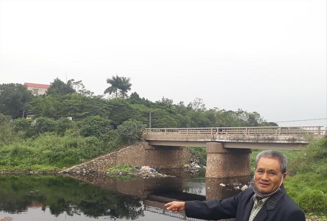 Dân khốn khổ vì nước sông Đáy ô nhiễm Nước sông Đáy nhiều năm nay có màu đen và mùi hôi thối