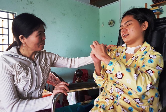 100 ngày dìu con từ cõi chết trở về Trang làm biểu tượng “con yêu mẹ” khiến chị Hương không khỏi xúc động. Ảnh H. Văn