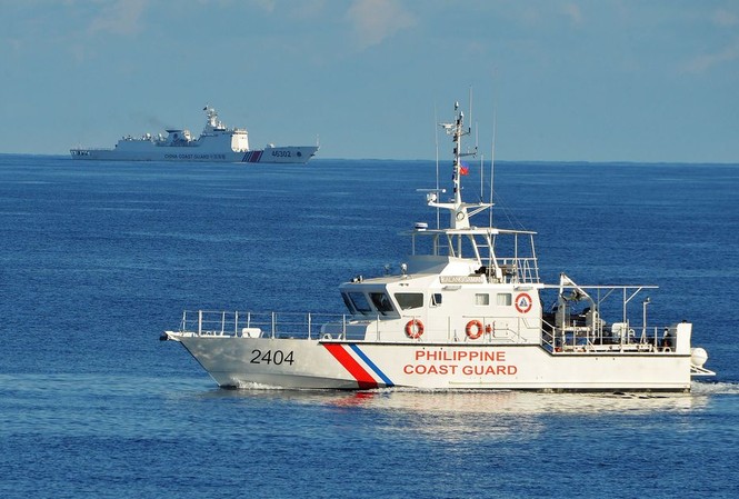 Mỹ-Trung 'đấu' nhau trên biển Đông như thế nào? Tàu cảnh sát biển Philippines (phải) đang diễn tập tìm kiếm, cứu nạn với tàu cảnh sát biển Mỹ gần bãi cạn Scarborogh ở biển Đông, trong khi tàu hải cảnh Trung Quốc (trái) đang dòm ngó (ảnh chụp ngày 14/5/2019)Ảnh: Getty