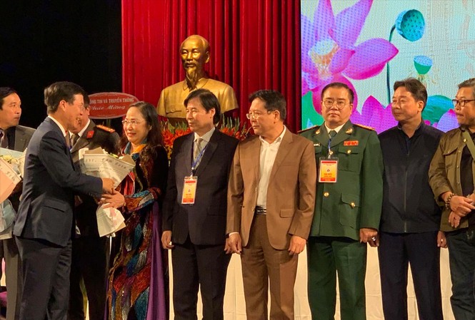 Hậu đại hội nghệ sỹ sân khấu Việt Nam: Chờ đổi thay Trưởng Ban Tuyên giáo Trung ương Võ Văn Thưởng tặng hoa tân Chủ tịch Hội, NSND Trịnh Thúy Mùi Ảnh: KỲ SƠN