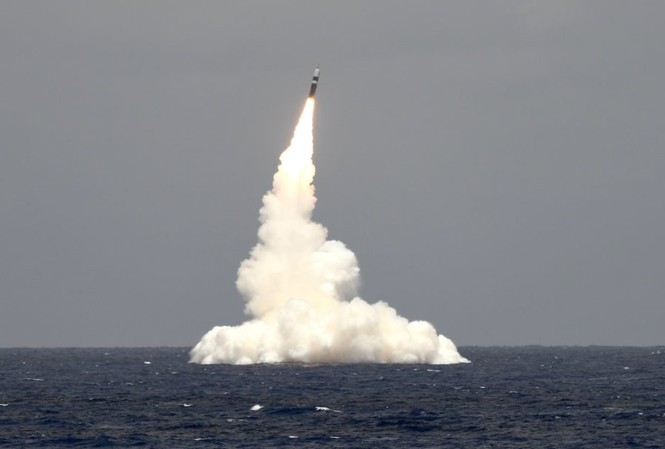 Lầu Năm Góc triển khai vũ khí hạt nhân mới Tàu ngầm USS Rhode Island phóng tên lửa Trident II (không mang đầu đạn hạt nhân) từ ngoài khơi bang Florida ngày 9/5/2019. Ảnh: US Navy