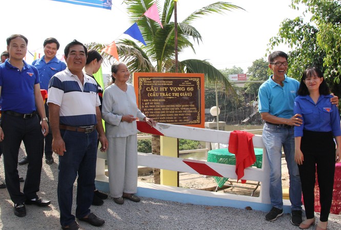 Tháng thanh niên 2020: Cây cầu nối những bờ vui Khánh thành cầu Hy vọng tại xã Long Giang (Chợ Mới, An Giang) Ảnh: H.H