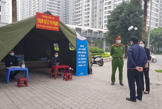 Hà Nội chống dịch COVID-19: Chủ quan, sẽ trở tay không kịp Chốt xử lý vi phạm tại phường Vĩnh Tuy (Hà Nội)