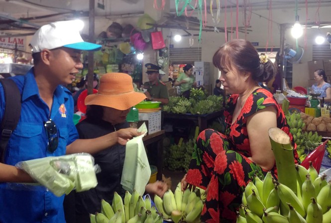 Bảo vệ môi trường, những việc làm cụ thể ĐVTN phát túi tự hủy sinh học bảo vệ môi trường cho các tiểu thương. Ảnh: CTV