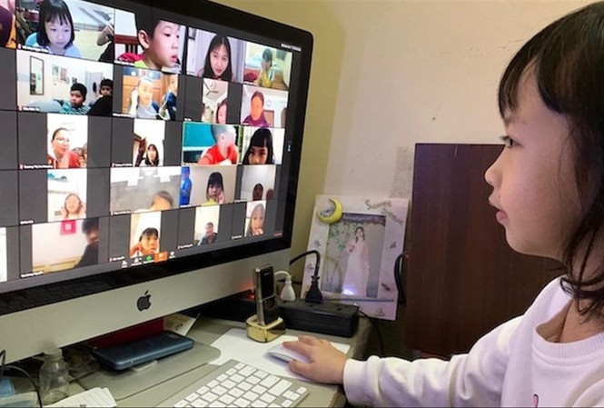 Dạy học trực tuyến: Giải pháp tình thế? Học sinh nhỏ tuổi học trực tuyến rất khó khăn. Ảnh: Như Ý