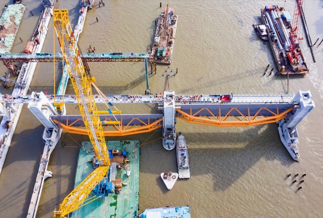 Dự án chống ngập 10 nghìn tỷ: Chưa hoàn thành đã phải trả nợ nghìn tỷ Lắp cửa van cống ngăn triều cường cho dự án kiểm soát ngập ở TPHCM Ảnh: H.T