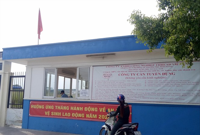 Doanh nghiệp ráo riết tuyển lao động: Thêm nhiều cơ hội việc làm Công nhân tìm việc làm tại công ty ở Bình Duong. Ảnh: HC