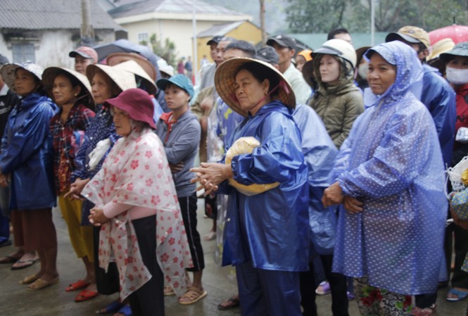 Dọc đường cứu trợ: Nghĩa tình Ba Lòng Những hộ thiệt hại nặng trong lũ lụt đến nhận quà cứu trợ