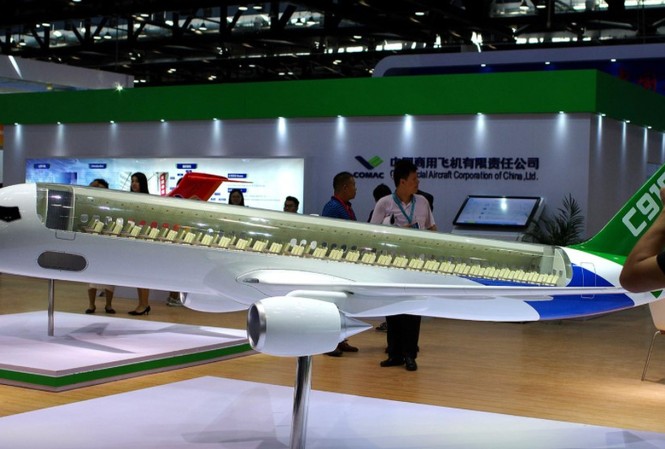 Washington sắp trừng phạt 89 công ty Trung Quốc? Mô hình máy bay chở khách C919 của COMAC được trưng bày tại hội chợ hàng không ở Bắc Kinh tháng 9/2017. Ảnh: REUTERS