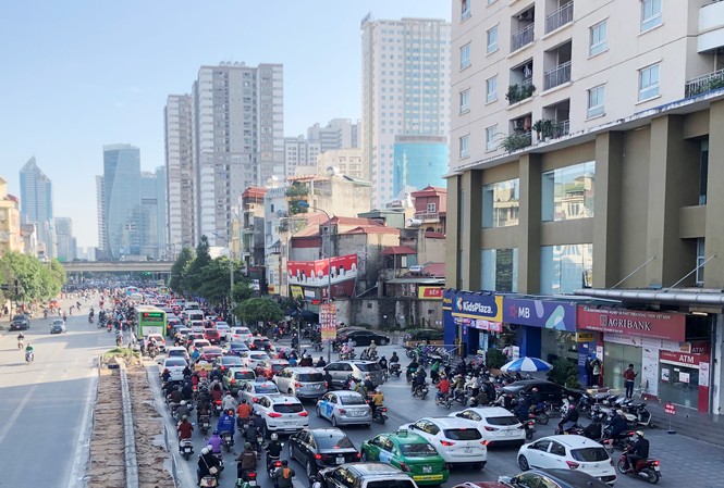 Hệ lụy từ các dự án BT: Thiệt đơn, thiệt kép Đường ùn tắc, bên cạnh là hàng chục tòa nhà cao tầng tại nút giao Lê Văn Lương - Vành đai 3 (Ảnh chụp sáng 30/11 / Ảnh: A.Trọng)