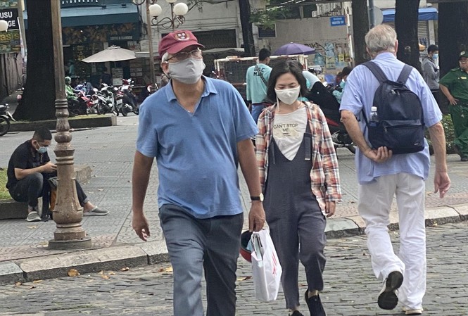 Ứng phó đại dịch COVID-19: Khởi tố điều tra hành vi làm lây lan dịch bệnh TPHCM đề xuất giãn cách xã hội ở những khu vực có nguy cơ cao