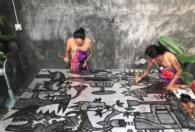 Thấy gì trong 'Ảo ảnh'? Hai anh em song sinh Thanh - Hải đang đồng sáng tạo trên một tác phẩm. Ảnh: NVCC
