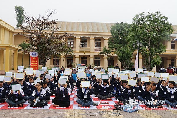 BẢN TIN THANH NIÊN: An toàn giao thông cho nụ cười ngày mai Học sinh Trường THPT Nguyễn Xuân Ôn tham gia cuộc thi rung chuông vàng về ATGT. Ảnh: Mỹ Hà