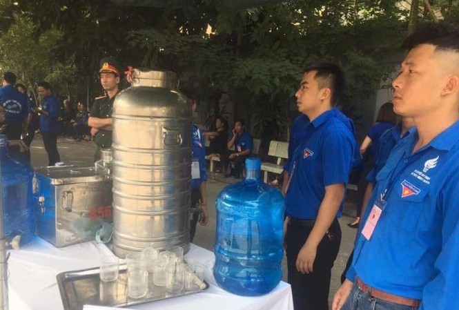 BẢN TIN THANH NIÊN: Tuổi trẻ Thủ đô tình nguyện phục vụ Quốc tang Thanh niên tình nguyện phục vụ tại tang lễ Nguyên Tổng bí thư Đỗ Mười.