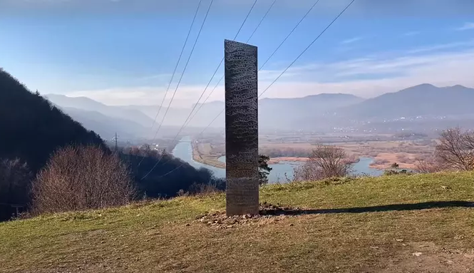 Cột kim loại bí ẩn xuất hiện ở Romania Cột kim loại bí ẩn xuất hiện ở Romania