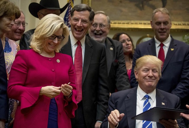 Đảng Cộng hòa ‘bất đồng sâu sắc’ sau bỏ phiếu luận tội ông Trump lần hai Bà Liz Cheney (áo đỏ) là một trong 10 nghị sĩ Đảng Cộng hòa bỏ phiếu ủng hộ dự thảo luận tội ông Trump lần hai. Ảnh: Casper Star-Tribune.