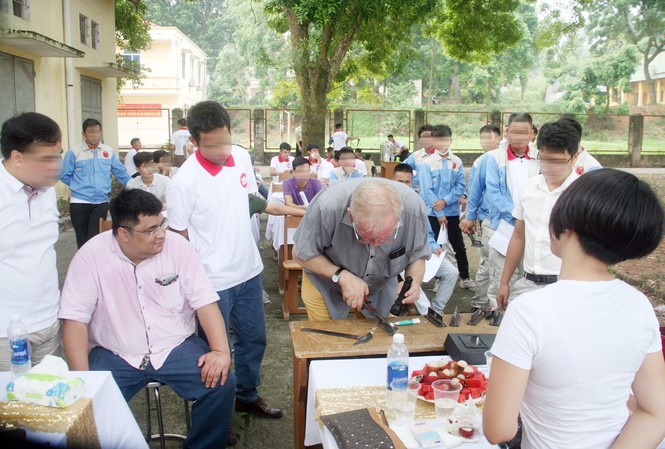 Phạt 400 triệu công ty 'thu tiền tỷ rồi bỏ rơi người lao động' Ông Vũ Minh Tuân, TGĐ Công ty cổ phần đầu tư Huệ Tuân (áo hồng, đang ngồi) đang bỏ trốn sau khi chiếm giữ nhiều tỷ đồng của người lao động
