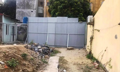 Gia đình giáo viên bị giam lỏng ở thị trấn Cát Bà Lối đi của cô giáo về hưu Hà Thị Quyến bị bịt lại. Ảnh: Võ Hóa