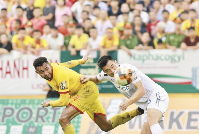 HAGL có thể rớt hạng V-League HAGL (phải) của bầu Đức đối diện muôn vàn khó khăn ở chặng cuối V-League năm nay. Ảnh: VSI