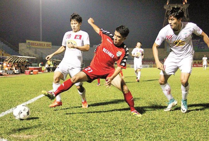 V-League và những tiếng còi định mệnh Pha tranh bóng giữa cầu thủ hai đội Bình Dương và HAGL