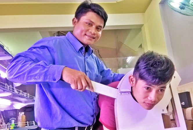 Bật mí ảo thuật Sài Gòn Ảo thuật gia trẻ Đinh Văn Hồ đang luyện tập tiết mục ảo thuật “cắt đầu người”. Ảnh: Trần Nguyên Anh