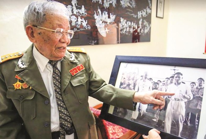 Cụ Hồ ở Hàng Châu – Chuyện giờ mới kể Đại tá Đoàn Sự bên tấm hình của mình phiên dịch cho Bác Hồ ở Bắc Kinh, Trung Quốc. Ảnh: Như Ý